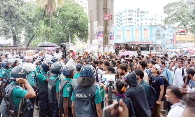 পুলিশের লাঠিপেটায় ছত্রভঙ্গ ইঞ্জিনিয়ারিং কলেজ শিক্ষার্থীরা