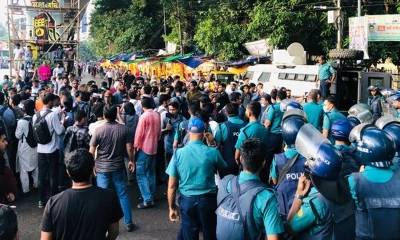 শাহবাগে জুলাই যোদ্ধাদের সঙ্গে পুলিশের ধাক্কাধাক্কি