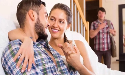 যেসব লক্ষণে বুঝবেন আপনার স্ত্রী পরকীয়ায় মেতেছেন