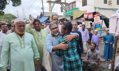 গণসংযোগকালে সাধারণ মানুষের সঙ্গে কোলাকুলি করেন বিএনপির যুগ্ম মহাসচিব সৈয়দ এমরান সালেহ প্রিন্স। ছবি- রূপালী বাংলাদেশ