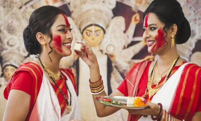 দুর্গাপূজার সাজ: রঙ, মেকআপ আর চুল বাঁধনে উৎসবের ছোঁয়া