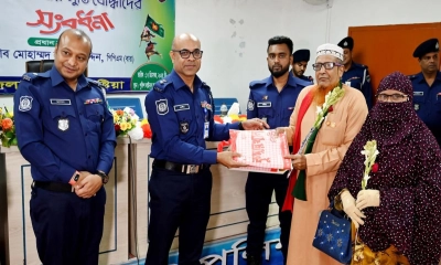 কুষ্টিয়ায় মুক্তিযোদ্ধাদের সংবর্ধনা দিলেন পুলিশ সুপার