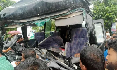 দুর্ঘটনাকবলিত র‌্যাবের গাড়ি।   ছবি- সংগৃহীত