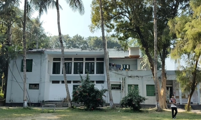 ভূমিকম্পে রাবির শেরে বাংলা হলে ফাটল, আতঙ্কে শিক্ষার্থীরা