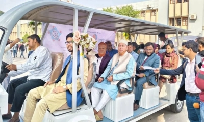 রাবিতে উদ্বোধন করা ই-কার শিক্ষক-শিক্ষার্থীরা। ছবি- রূপালী বাংলাদেশ