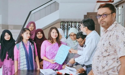 উত্তেজনার মধ্য দিয়ে রাকসুর প্রথম দিনের মনোনয়নপত্র বিতরণ