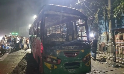 মধ্যরাতে যাত্রাবাড়িতে পুড়ল বাস