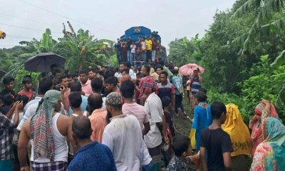 ফরিদপুরে রেলপথ অবরোধ স্থানীয়দের। ছবি- রূপালী বাংলাদেশ