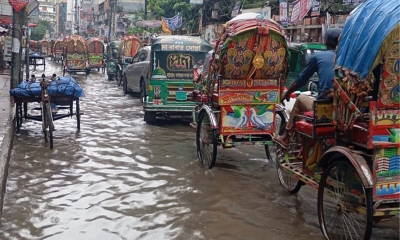 রাতভর বৃষ্টিতে রাজধানীতে জলাবদ্ধতা