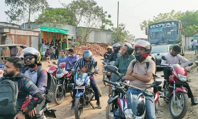 ঈদ শেষে কর্মস্থলে ফিরছে মানুষ, ফেরিঘাটে চাপ ও ভোগান্তি বাড়ছে