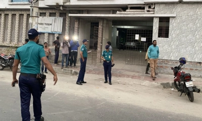 বিচারের বাসার সামনে পুলিশের অবস্থান; থমথমে পরিস্থিতি। ছবি- রূপালী বাংলাদেশ