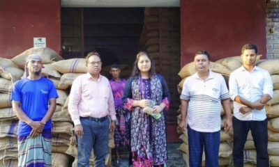 নিম্নমানের বস্তা সরিয়ে ভালো চালের ব্যবস্থা, প্রশংসায় ভাসছেন ইউএনও