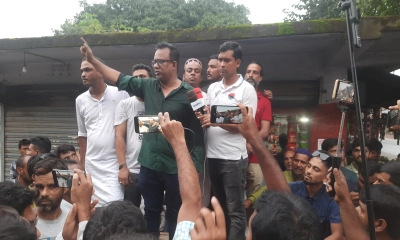 পুঠিয়ায় জুলাই-আগষ্টের গণহত্যার বিচার ও শেখ হাসিনার ফাঁসির দাবিতে পথসভা করেছে বিএনপি ও যুবদল। ছবি- রূপালী বাংলাদেশ
