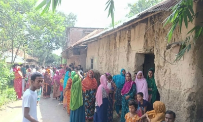 খবর ছড়িয়ে পড়লে প্রতিবেশিরা বাড়িতে ভিড় করে।  ছবি- সংগৃহীত