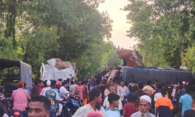 নওহাটায় যাত্রীবাহী একটি বাস ও ট্রাকের মুখোমুখি সংঘর্ষ। ছবি- রূপালী বাংলাদেশ
