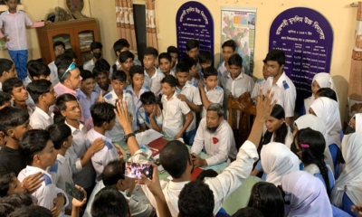 স্কুলের প্রধান শিক্ষককে অবরুদ্ধ। ছবি- রূপালী বাংলাদেশ