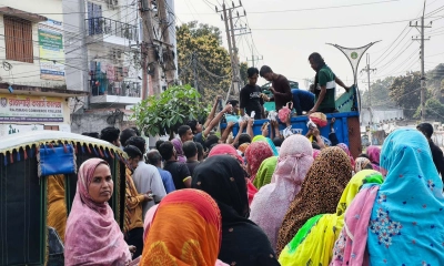 রাজশাহীতে টিসিবির পণ্য কিনতে হিড়িক