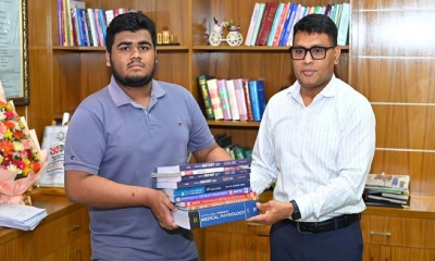 মেডিকেলে চান্স পাওয়া দরিদ্র শিক্ষার্থীর পাশে রাজশাহী জেলা প্রশাসক
