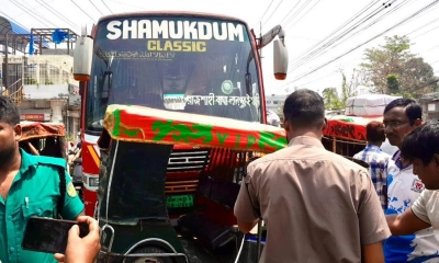 বাস-অটোরিকশার মুখোমুখি সংঘর্ষে গৃহবধূ নিহত