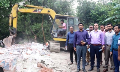রাজশাহী শহর রক্ষা বাঁধ দখলমুক্তের অভিযান শুরু, কঠোর অবস্থানে প্রশাসন