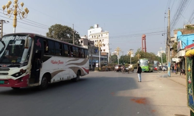 রাজশাহী-ঢাকা রুটে বাস চলাচল বন্ধ। ছবি- রূপালী বাংলাদেশ