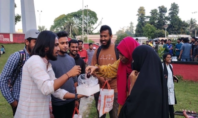 হাসিনার মৃত্যুদণ্ডের রায়ে রাকসু প্রতিনিধিদের মিষ্টি বিতরণ