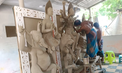 দরজায় কড়া নাড়ছে দুর্গাপূজা, রাজশাহীতে প্রতিমা তৈরিতে ব্যস্ত শিল্পীরা