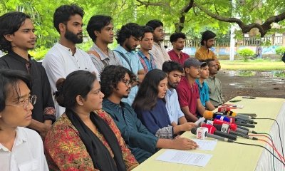 রাকসুতে ‘সর্বজনীন শিক্ষার্থী সংসদ’ নামে প্যানেলের সদস্যরা। ছবি- রূপালী বাংলাদেশ