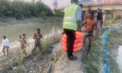 নৌকা ডুবির ঘটনায় উদ্ধার করা হয়। ছবি- রূপালী বাংলাদেশ