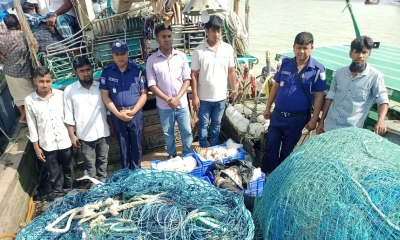 রাঙ্গাবালীতে ৪ জেলে আটক, ফিশিং বোট জব্দ