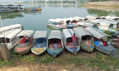 অকটেন সংকটে রাঙামাটিতে যাত্রীবাহী স্পিডবোট চলাচল বন্ধ