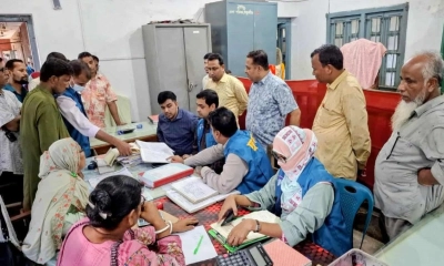 রানীশংকৈল সাব-রেজিস্ট্রার অফিসে দুদকের অভিযান