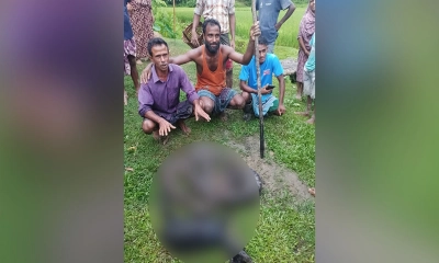 অজগরটিকে পিটিয়ে মারে গ্রামবাসী। ছবি- রূপালী বাংলাদেশ