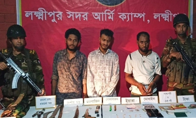 সেনা অভিযানে আটক তিন যুবক, উদ্ধার ইয়াবা, অস্ত্র ও নগদ টাকা – লক্ষ্মীপুর। ছবি- রূপালী বাংলাদেশ