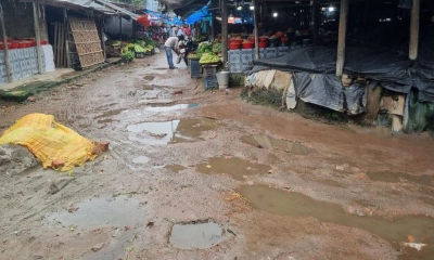 ভাঙা সড়কে ক্রেতা কম বৃষ্টি নামলে দোকান বন্ধ