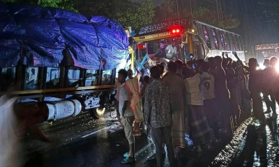 লোহাগাড়ায় বাস-ট্রাকের মুখোমুখি সংঘর্ষে চালকসহ নিহত ২