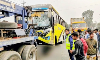 ঢাকা-চট্টগ্রাম মহাসড়কে বাস-ট্রাকের সংঘর্ষ, আহত ১০
