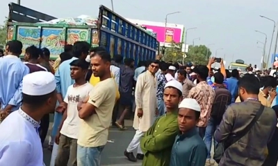 ব্রহ্মপুত্র সেতুতে ট্রাকচাপায় মোটরসাইকেল আরোহী পিতা-পুত্র নিহত