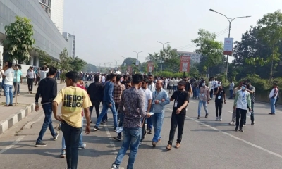 ফয়েজ আহমদের পদত্যাগের দাবিতে মোবাইল ব্যবসায়ীদের সড়ক অবরোধ