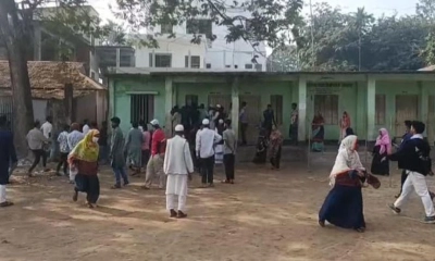 ভোটকেন্দ্রে রুমিন ফারহানা ও জুনায়েদের সমর্থকদের মধ্যে হাতাহাতি