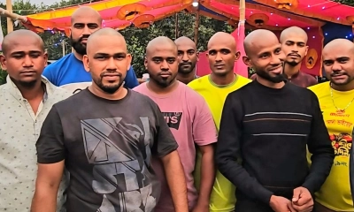 বন্ধুত্বের টানে একসঙ্গে ন্যাড়া হলেন ১০ যুবক