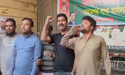 নারায়ণগঞ্জে ‘জয় বাংলা’ স্লোগান দিয়ে আ.লীগ কার্যালয়ে ব্যানার টাঙালেন যুবলীগ কর্মীরা
