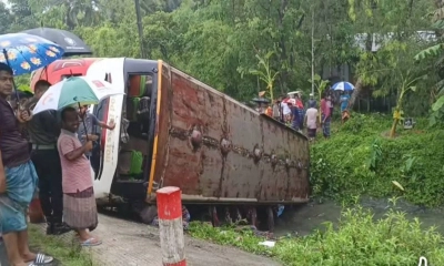 সাইড দিতে গিয়ে খালে বাস, আহত অন্তত ১২