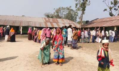 ননদের কাঁধে ভর দিয়ে ভোট দিলেন ৮০-ঊর্ধ্ব রাথো বালা