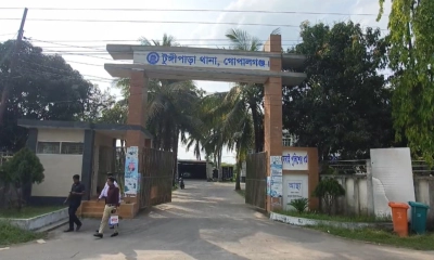 টুঙ্গিপাড়ায় সড়কের পাশে মিলল অজ্ঞাত ব্যক্তির মরদেহ