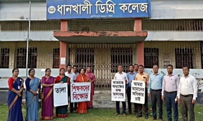 কলাপাড়ায় পদত্যাগের দাবিতে অধ্যক্ষের কক্ষে শিক্ষকদের তালা