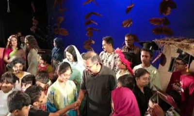 সপরিবারে নাটক দেখলেন প্রধানমন্ত্রী