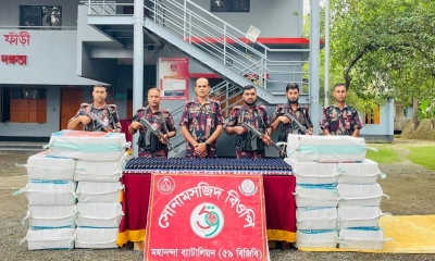 সীমান্তে পাথরবোঝাই ট্রাকে মিলল ৬ হাজার নেশাজাতীয় সিরাপ