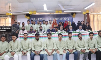 বিদায়ী ছাত্রছাত্রীদের শিক্ষক ও অতিথিরা।  ছবি - সংগৃহীত