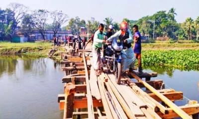 টেকা নদীতে কাঠের সাঁকো ভাঙায় বেড়েছে জনদুর্ভোগ